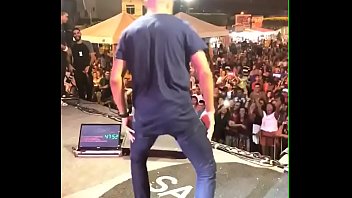 Novinho seduzindo no palco de Samyra Show, rebolando no palco!